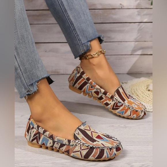 Stylish Women's Patterned Loafers - Picture 2 of 5